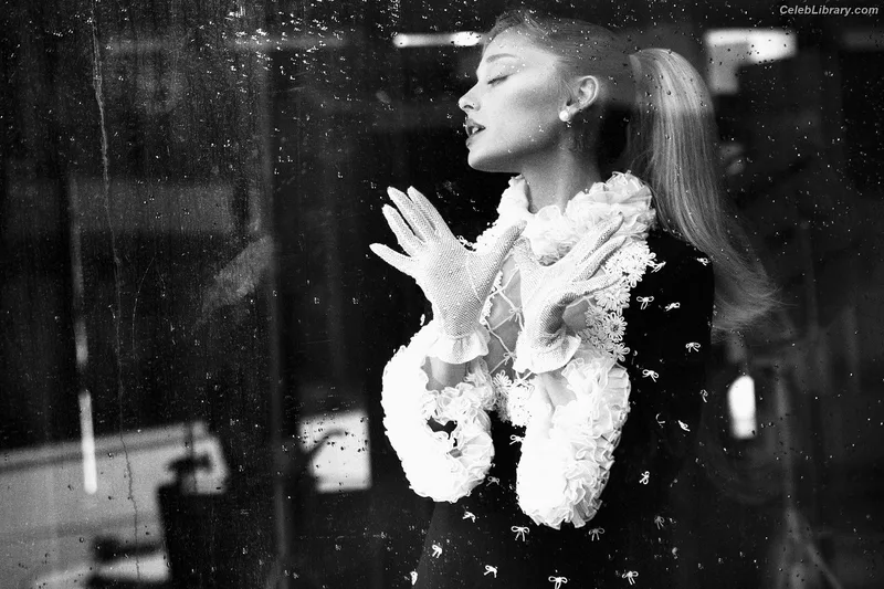 Ariana Grande photo 22 of 3118