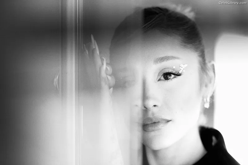 Ariana Grande photo 23 of 3118