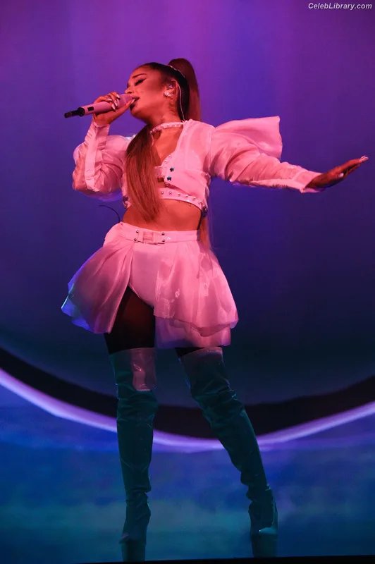 Ariana Grande photo 3 of 3118