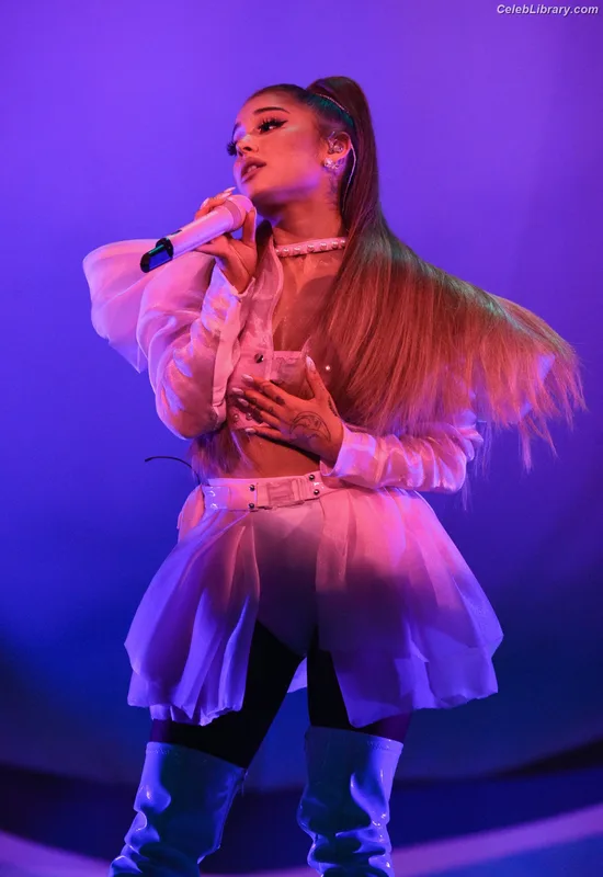Ariana Grande photo 4 of 3118