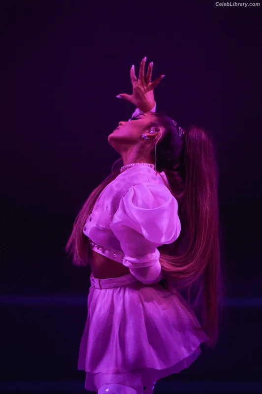 Ariana Grande photo 5 of 3118