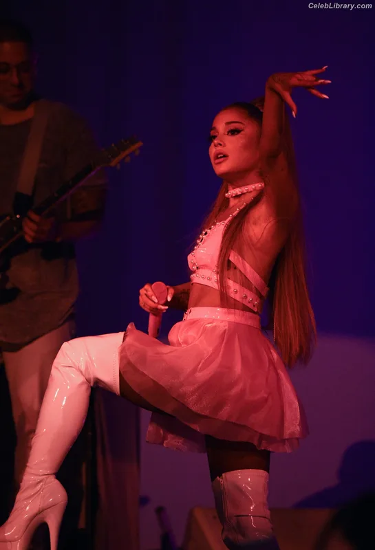 Ariana Grande photo 8 of 3118
