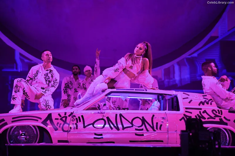 Ariana Grande photo 9 of 3118