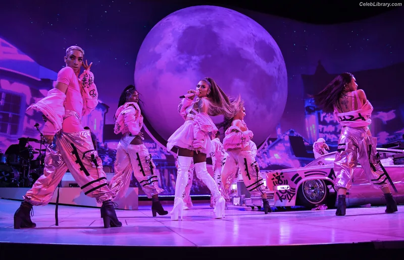 Ariana Grande photo 10 of 3118