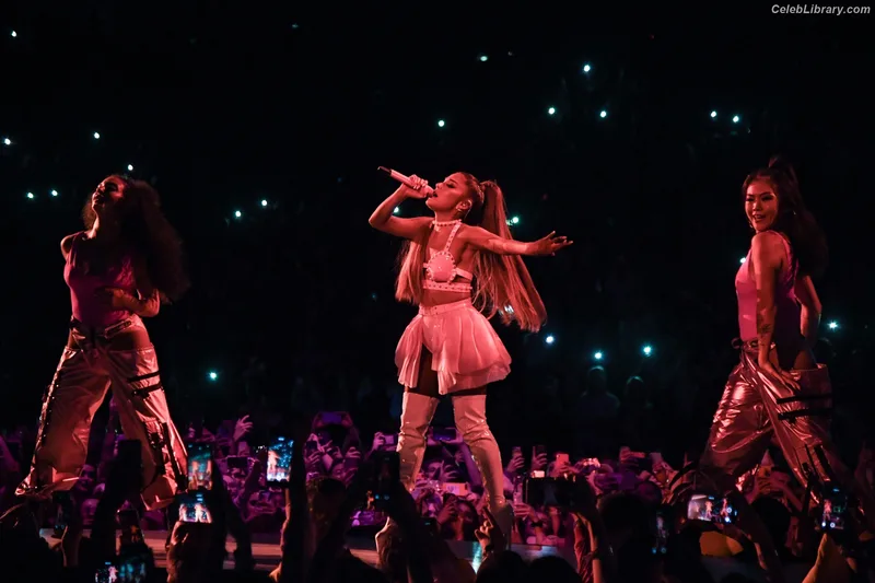 Ariana Grande photo 11 of 3118