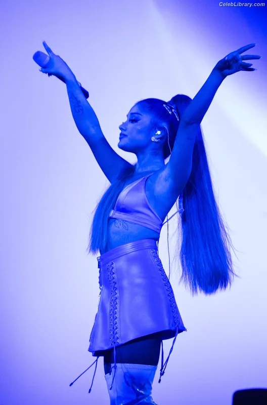 Ariana Grande photo 12 of 3118