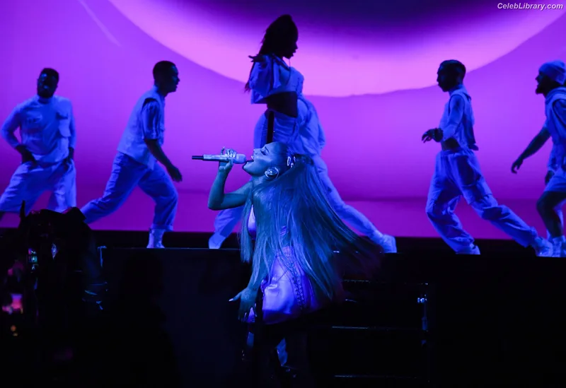 Ariana Grande photo 13 of 3118