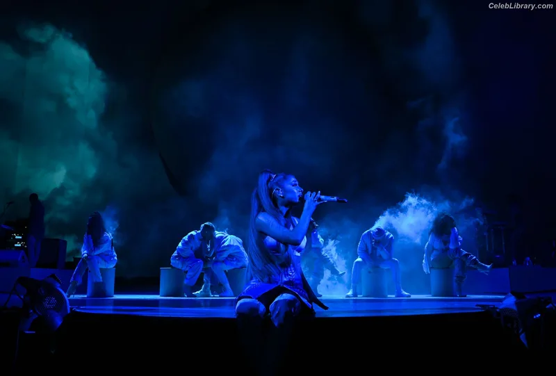 Ariana Grande photo 15 of 3118