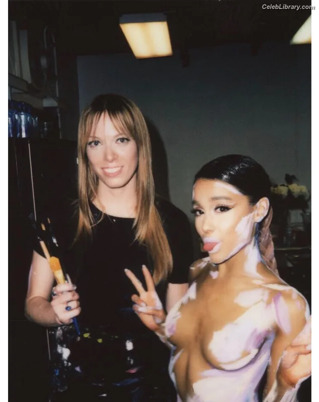 Ariana Grande photo 16 of 3118