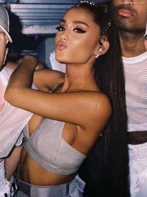 Ariana Grande photo 17 of 3118
