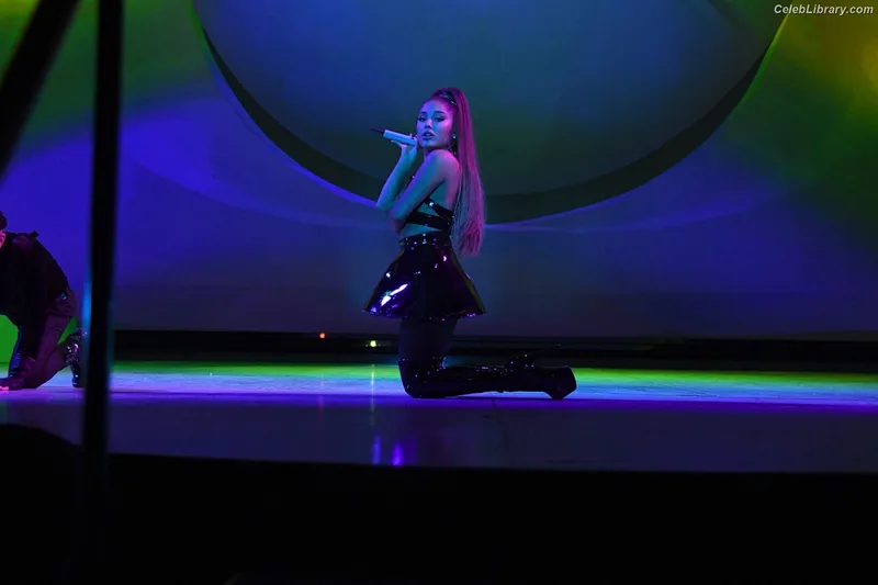 Ariana Grande photo 19 of 3118