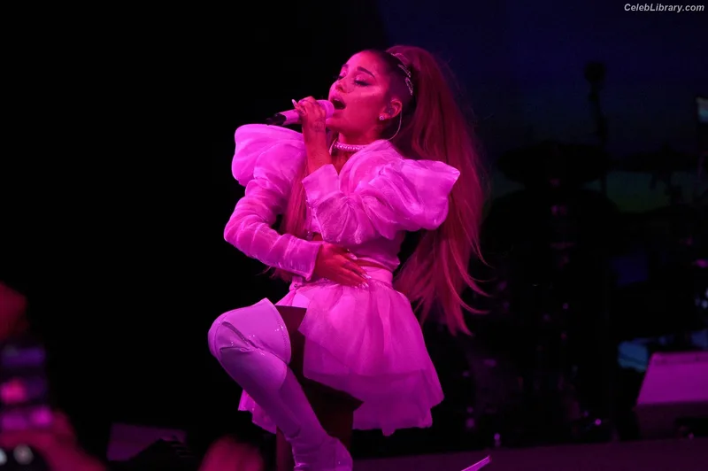 Ariana Grande photo 20 of 3118