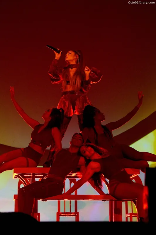 Ariana Grande photo 22 of 3118