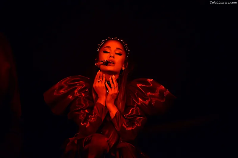 Ariana Grande photo 23 of 3118