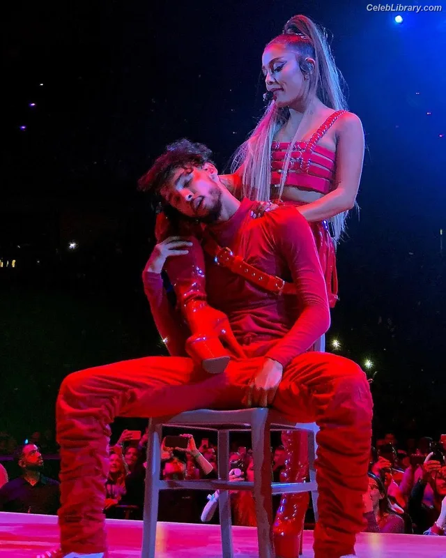 Ariana Grande photo 1 of 3118