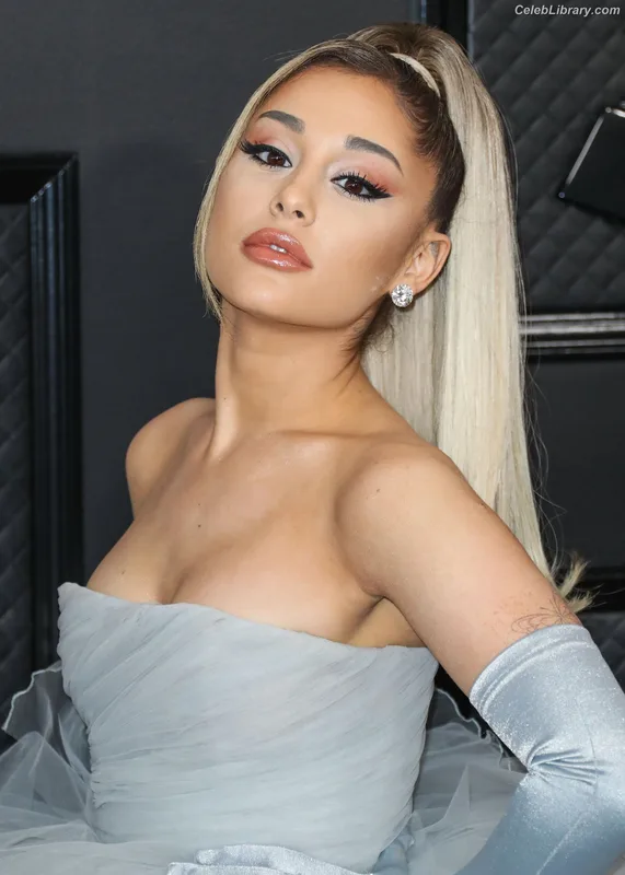 Ariana Grande photo 2 of 3118