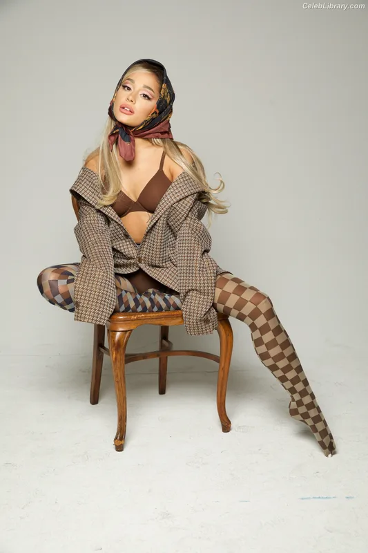 Ariana Grande photo 9 of 3118