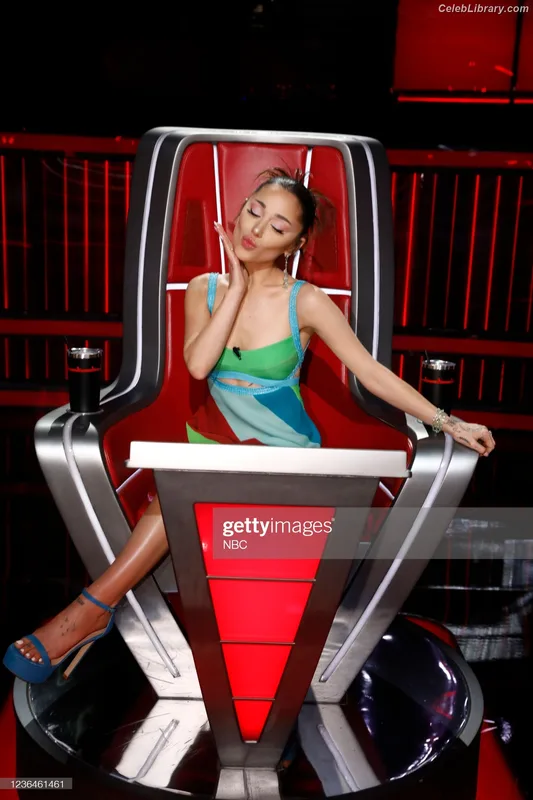 Ariana Grande photo 21 of 3118