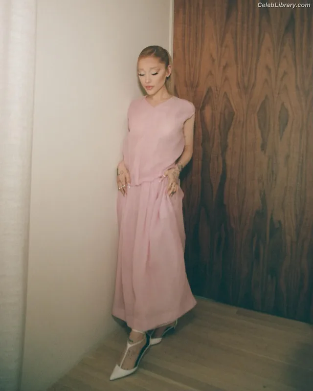 Ariana Grande photo 22 of 3118
