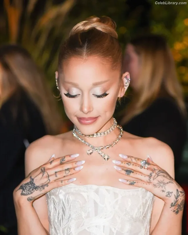 Ariana Grande photo 23 of 3118