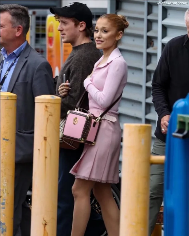 Ariana Grande photo 1 of 3118