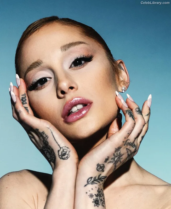 Ariana Grande photo 4 of 3118