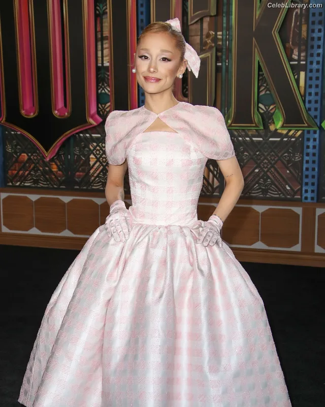 Ariana Grande photo 8 of 3118