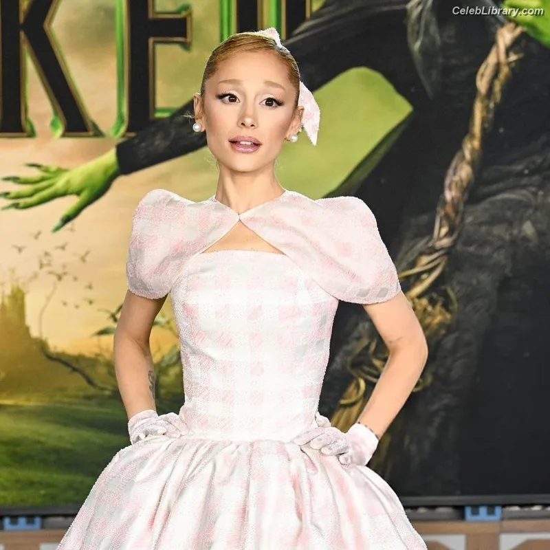 Ariana Grande photo 11 of 3118