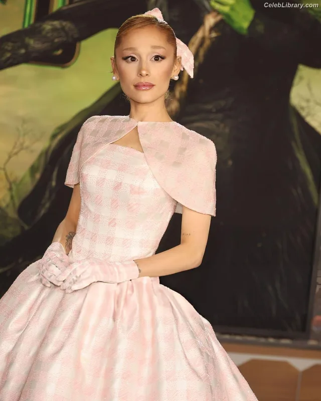 Ariana Grande photo 17 of 3118