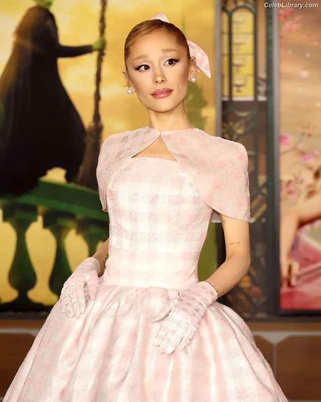 Ariana Grande photo 19 of 3118