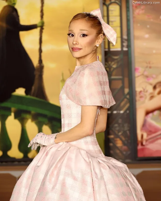 Ariana Grande photo 20 of 3118