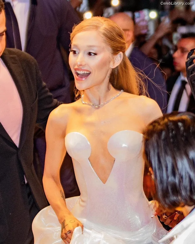 Ariana Grande photo 6 of 3118