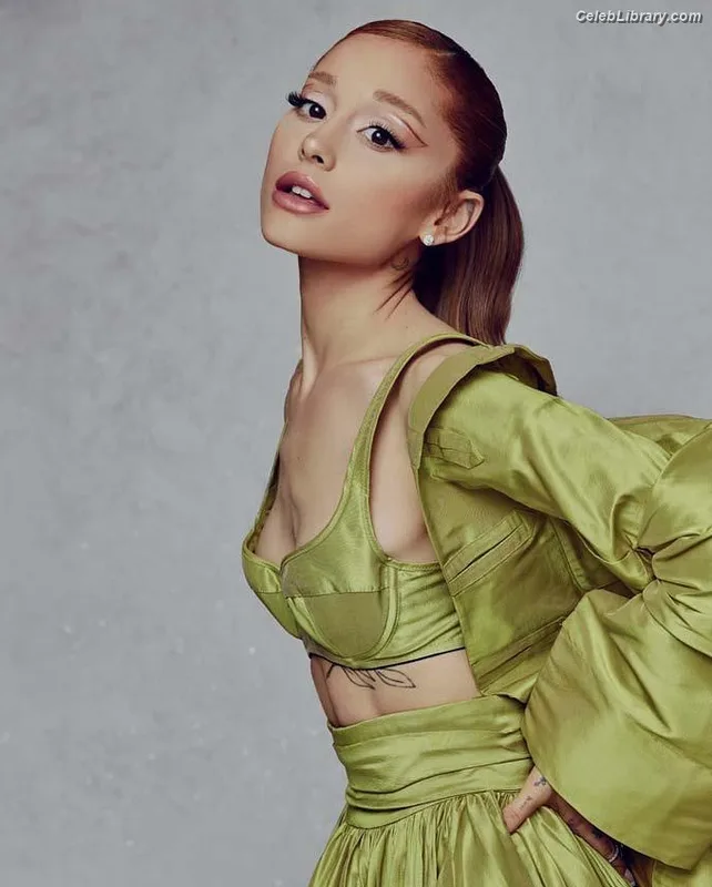 Ariana Grande photo 11 of 3118
