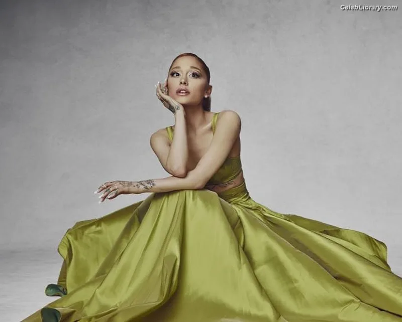 Ariana Grande photo 12 of 3118