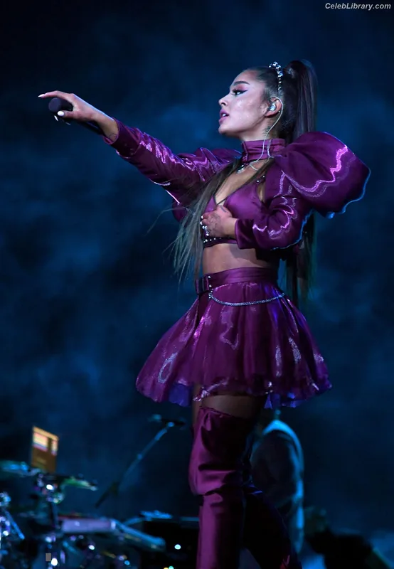 Ariana Grande photo 19 of 3118