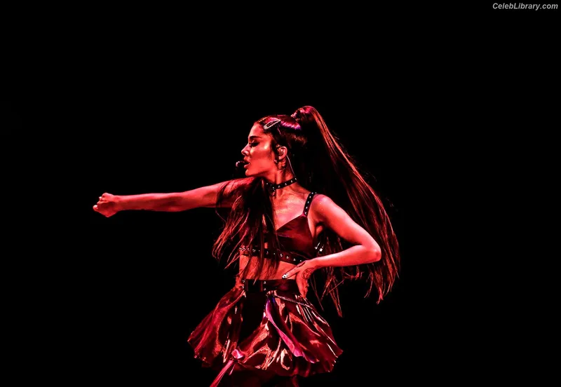 Ariana Grande photo 20 of 3118