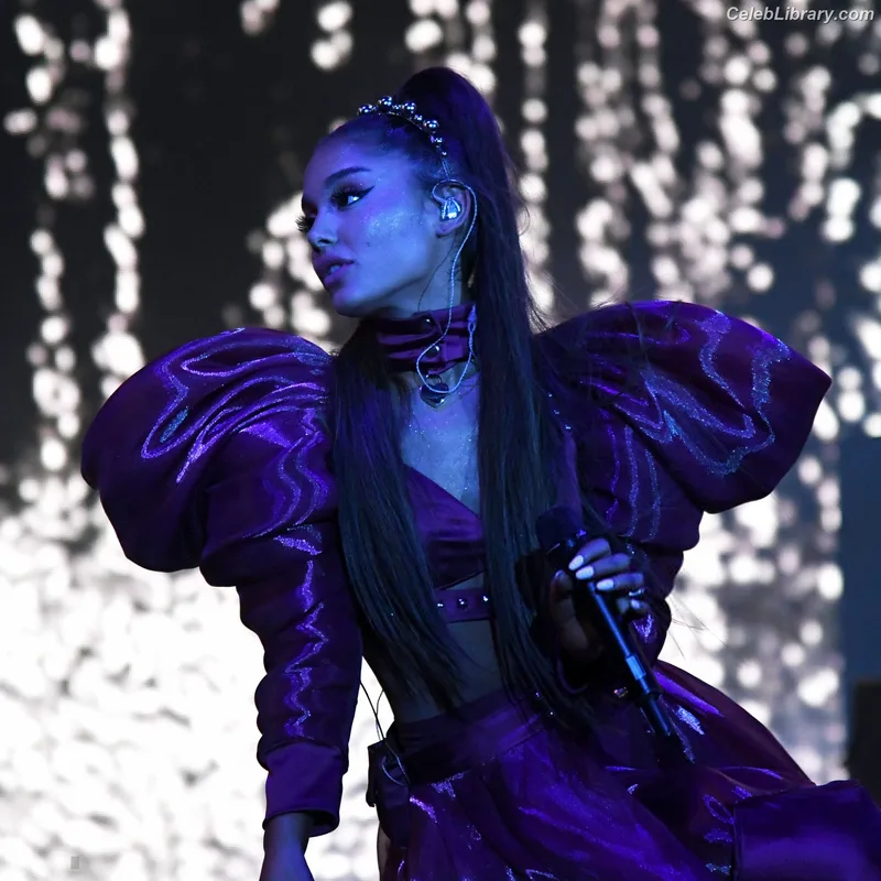 Ariana Grande photo 21 of 3118