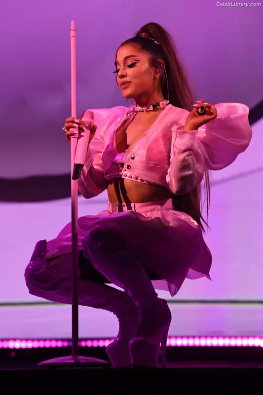 Ariana Grande photo 22 of 3118