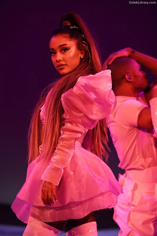 Ariana Grande photo 1 of 3118
