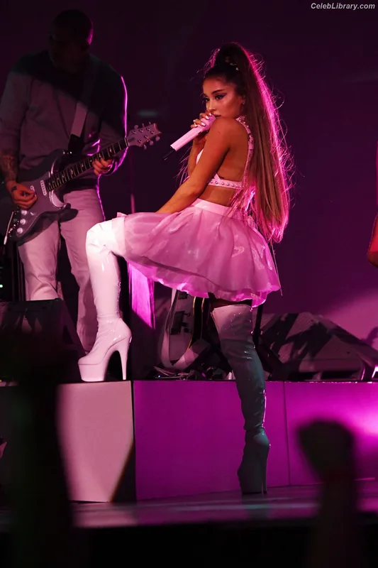 Ariana Grande photo 4 of 3118