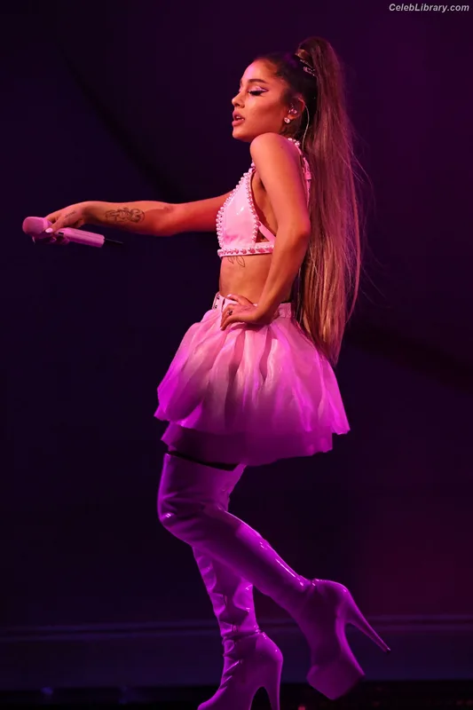Ariana Grande photo 5 of 3118