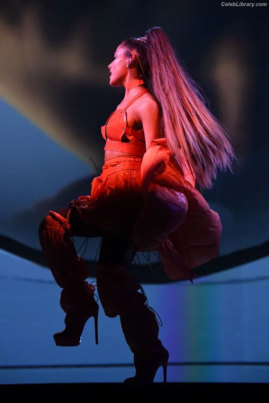 Ariana Grande photo 6 of 3118
