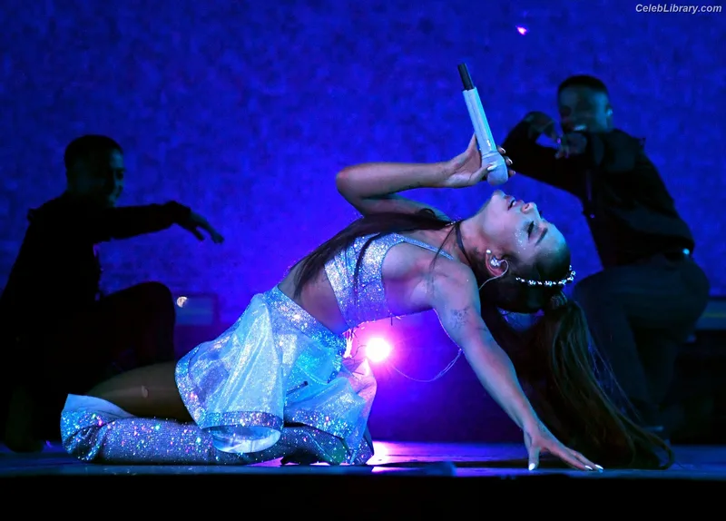 Ariana Grande photo 7 of 3118