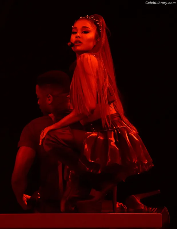 Ariana Grande photo 13 of 3118