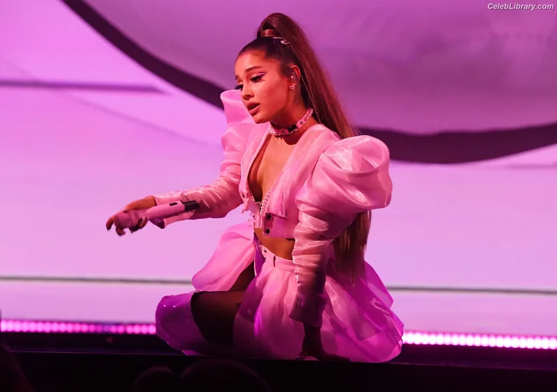 Ariana Grande photo 17 of 3118