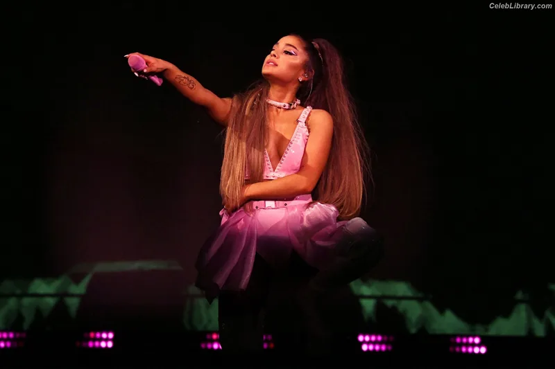 Ariana Grande photo 18 of 3118
