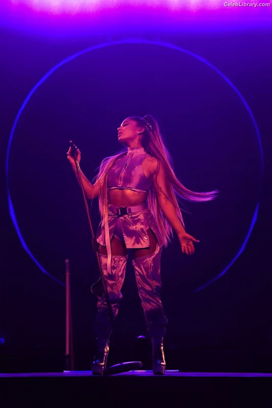 Ariana Grande photo 19 of 3118