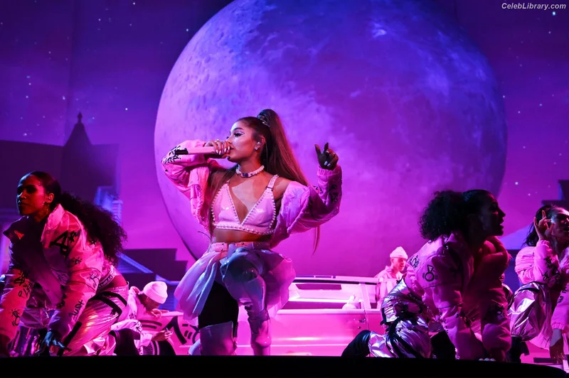 Ariana Grande photo 20 of 3118