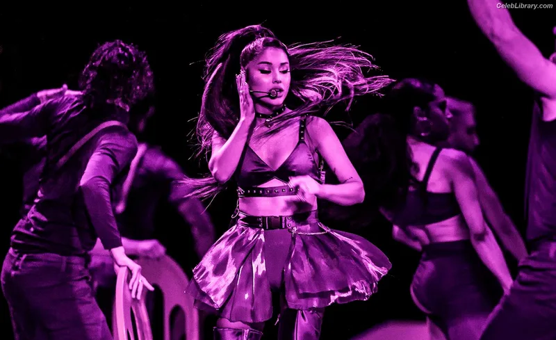 Ariana Grande photo 21 of 3118