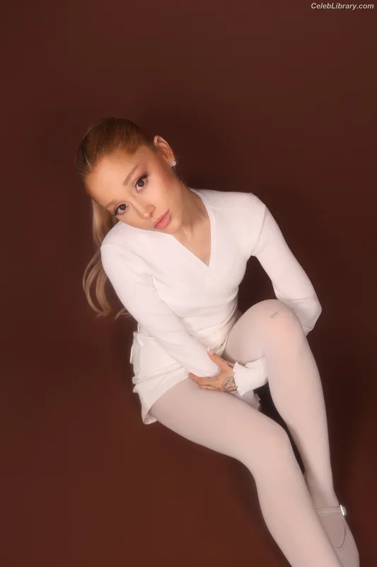 Ariana Grande photo 1 of 3118